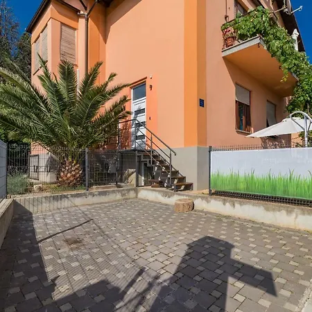 Apartment Lora *